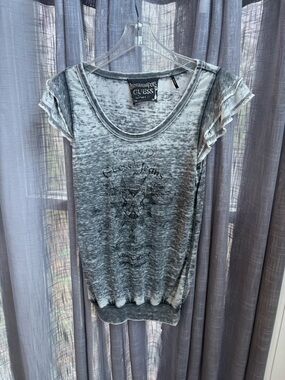 GUESS Women’s Distressed Grey Graphic Short Sleeve Top Y2K top size S vintage